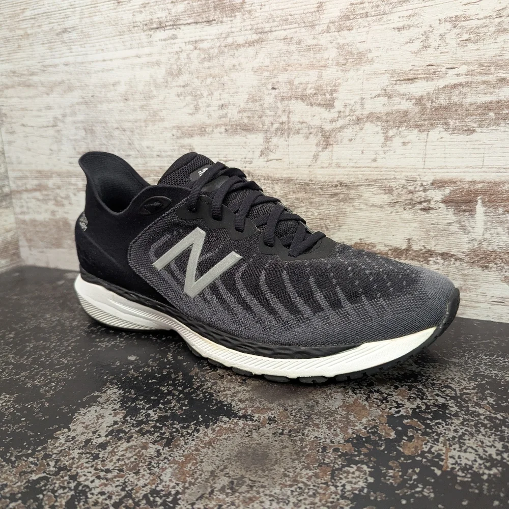 New Balance Men's Black and White Athletic Trainer